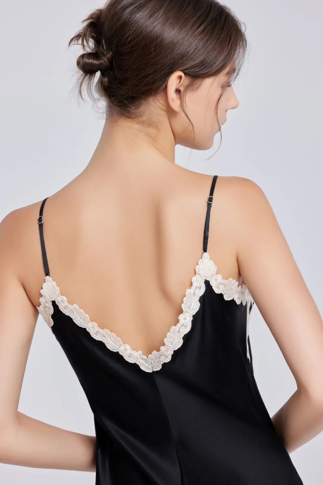 interfiliere Shanghai上海國(guó)際貼身時(shí)尚原輔料展 豪華手工刺繡黑色真絲女子睡衣套裝 (1).jpg