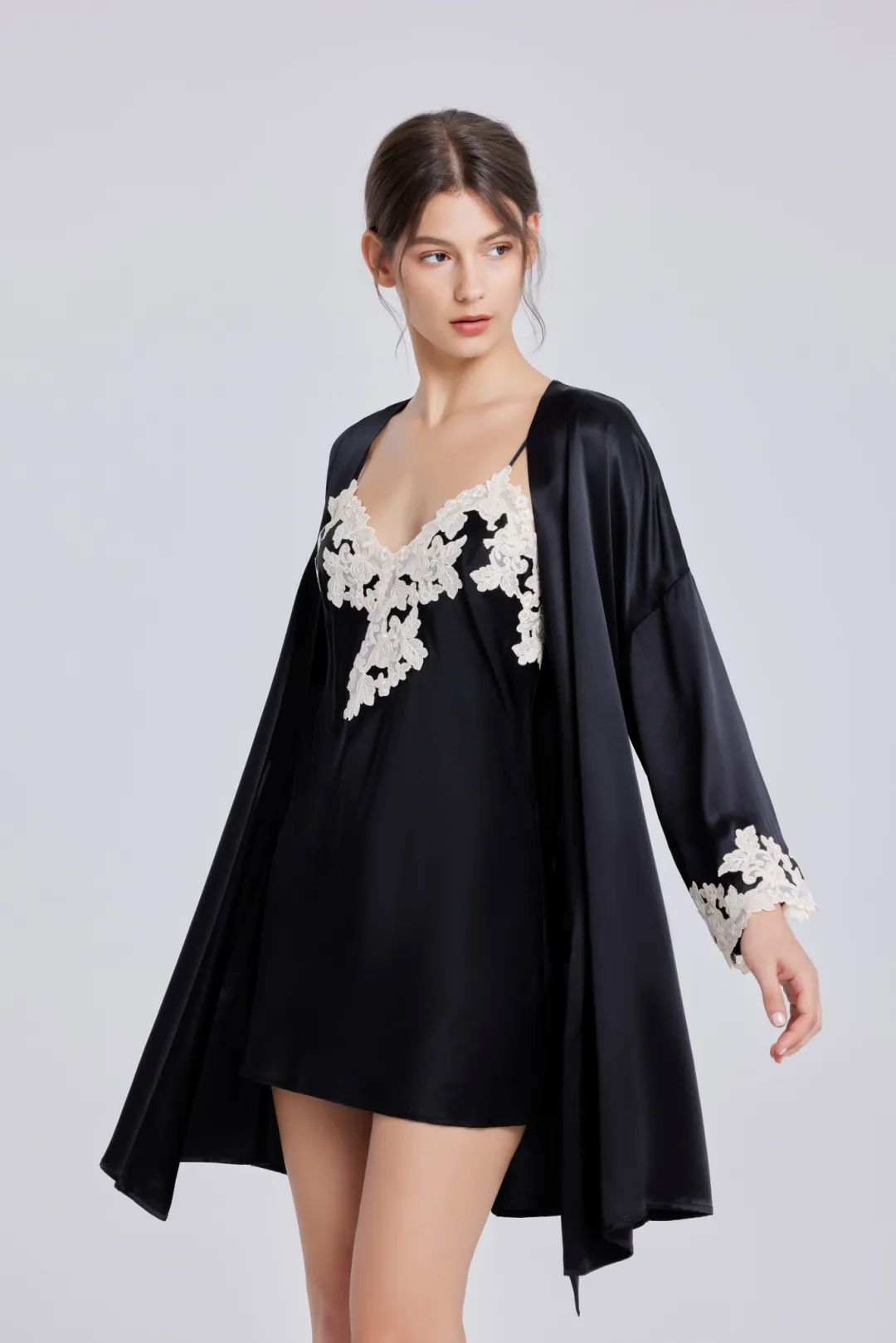 interfiliere Shanghai上海國(guó)際貼身時(shí)尚原輔料展 豪華手工刺繡黑色真絲女子睡衣套裝 (2).jpg