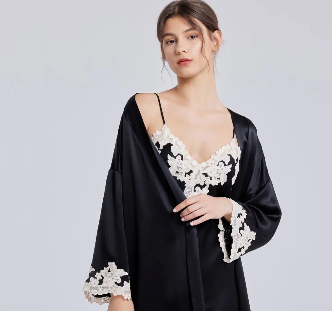 interfiliere Shanghai上海國(guó)際貼身時(shí)尚原輔料展 豪華手工刺繡黑色真絲女子睡衣套裝 (3).jpg